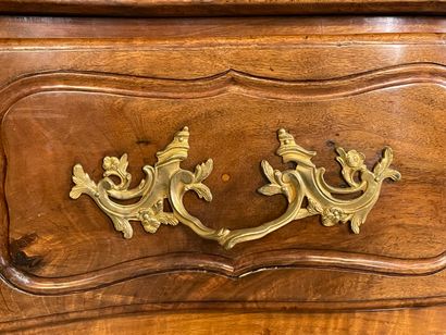 Commode sauteuse en noyer mouluré, façade...