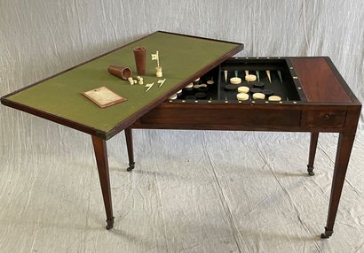 Table de tric-trac en acajou, pieds gaines...