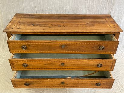 Commode en noyer , les trois tiroirs soulignés...