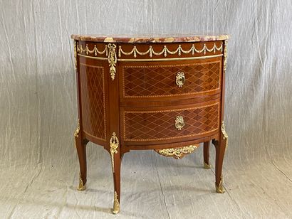 Commode demi-lune en marqueterie et bronzes.

Style...