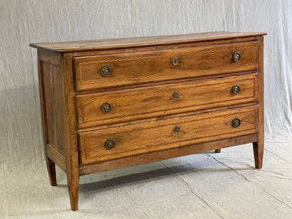 Commode en noyer , les trois tiroirs soulignés...