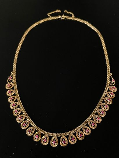 Collier en or 750°/ 00 et petits grenats.

L:...