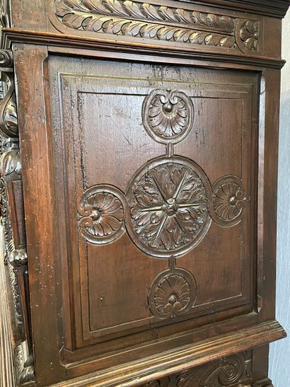 Cabinet en bois sculpté et mouluré ouvrant...