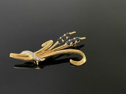Broche en or sertie de saphirs.

L: 5 cm

3.98...