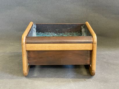 Jardinière carré, en bois blond et cuivre.

Années...