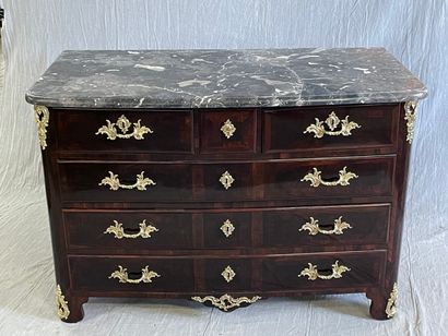 Commode ouvrant à quatre tiroirs, en frisage...