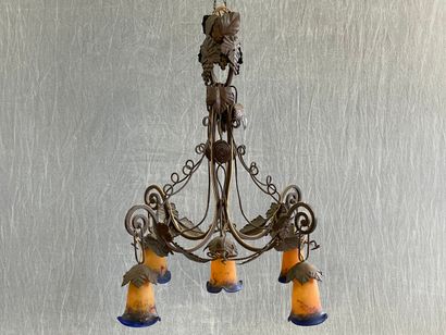 DEGUÉ: Grand lustre en fer forgé à cinq tulipes...