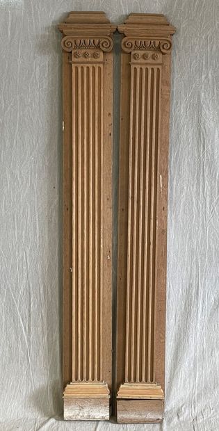 Paire de pilastres en bois sculpté.

Style...