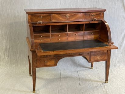 Bureau cylindre en placage de noyer, ouvrant...