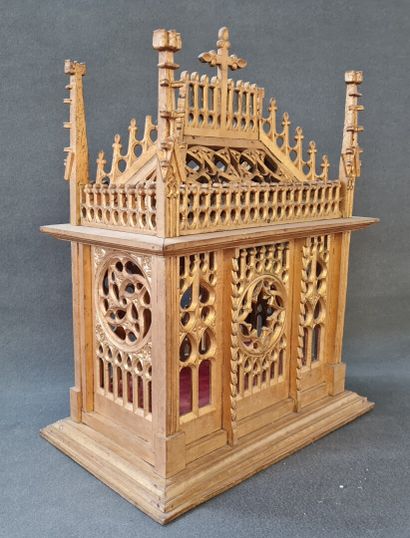 Chasse en bois sculpté et doré, style Néo-gothique.

XIX°

70...
