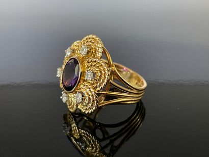 Bague en or, plateau figurant une fleurs...