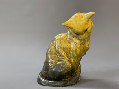 Émile DECOEUR 1876-1953) 

Chat en grès signé...