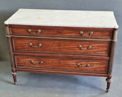 Commode en acajou ouvrant à trois tiroirs,...