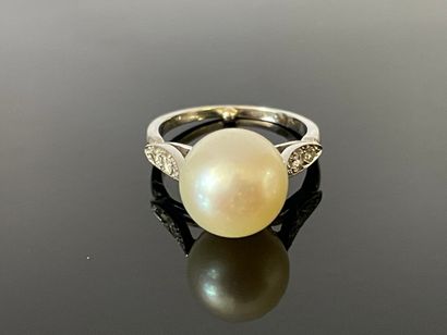 Bague en or 750°/00 sertie d'une importante...