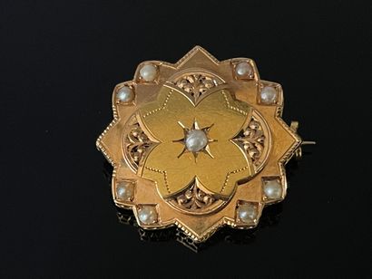 Broche en or 750°/00, sertie de petites perles.

D:...