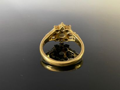 Bague en or jaune 750°/00, sertie d'un diamant...