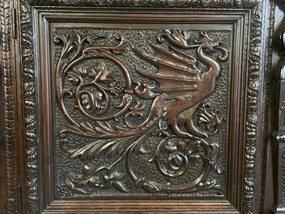 Cabinet en bois sculpté et mouluré ouvrant...