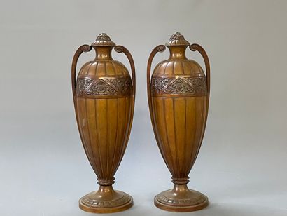Paire de vases couverts fuseaux sur piedouche,...