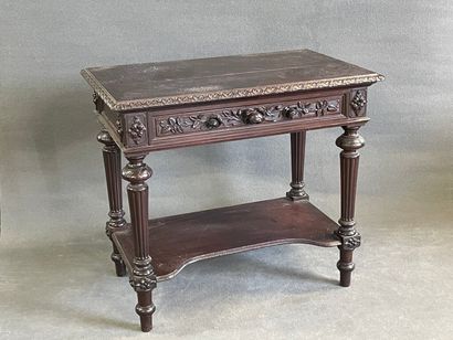 Table desserte en acajou à décor sculpté...