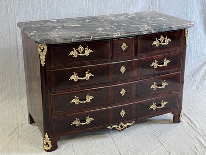 Commode ouvrant à quatre tiroirs, en frisage...