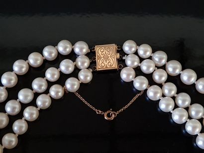 Collier de perles de culture sur trois rangs.

Diamètre...