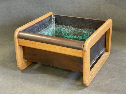 Jardinière carré, en bois blond et cuivre.

Années...