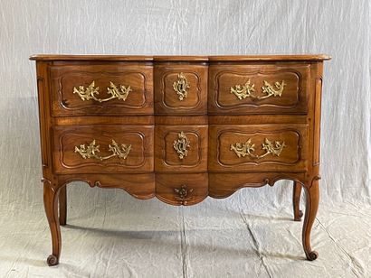 Commode sauteuse en noyer mouluré, façade...