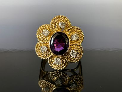 Bague en or, plateau figurant une fleurs...