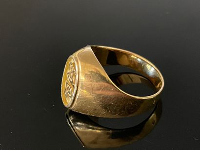 Bague chevalière monogramée S.P. en or 750°/00.

TDD...