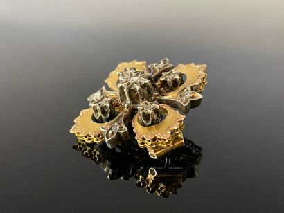 Petite broche en or , sertie de petits diamants...