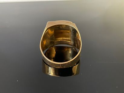Chevalière en or 750°/00, monogrammée V.V...