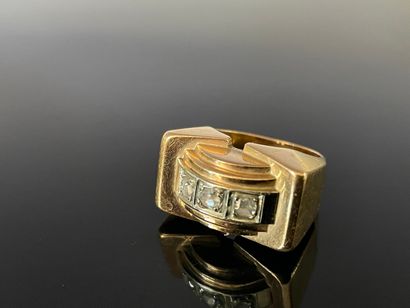 Bague tank en or 750°/00, sertie de trois...
