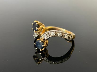 Bague en or 750°/00 sertie de deux saphirs,...