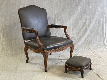 Large fauteuil et repose pied, dossier à...