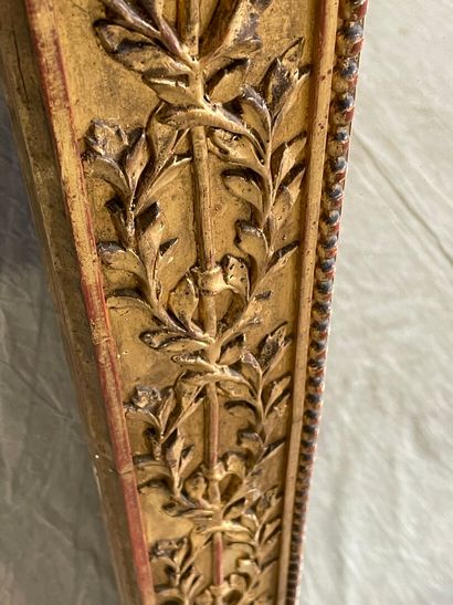 Grand miroir cadre en bois et stuc doré.

Napoléon...