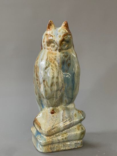 Hibou en grès stylisé. 

Non signé.

H. 32...