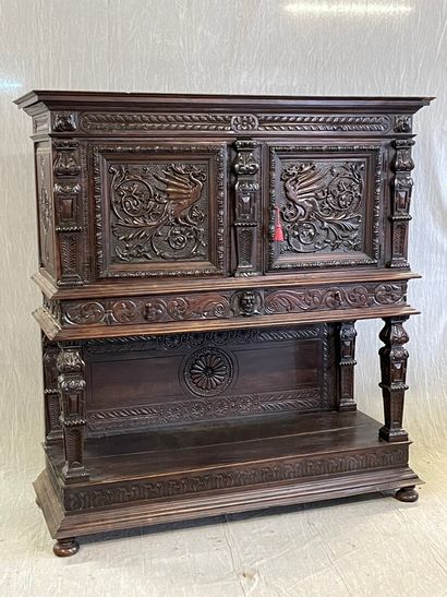 Cabinet en bois sculpté et mouluré ouvrant...