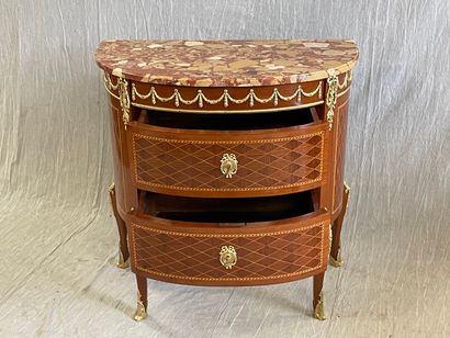Commode demi-lune en marqueterie et bronzes.

Style...