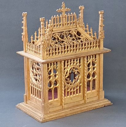 Chasse en bois sculpté et doré, style Néo-gothique.

XIX°

70...