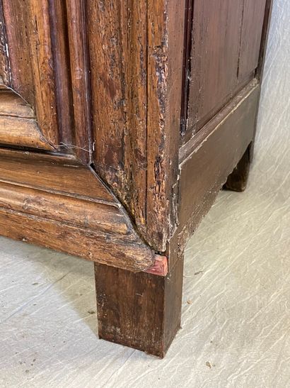 Armoire en bois fruitier mouluré et sculpté,...