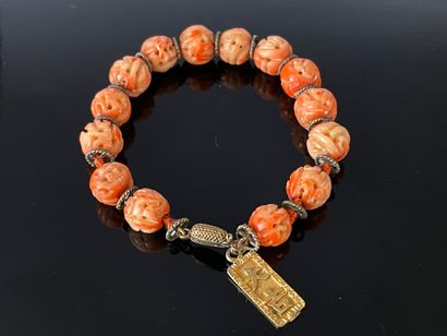 Bracelet en perles de corail sculpté et ajouré,...