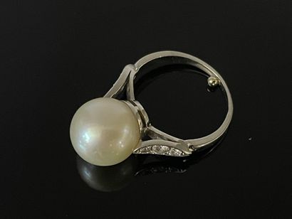 Bague en or 750°/00 sertie d'une importante...