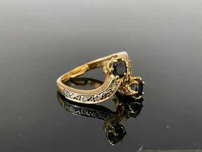 Bague en or 750°/00 sertie de deux saphirs,...
