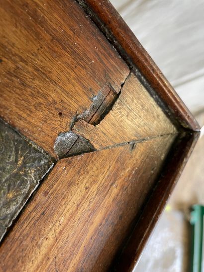 Table de tric-trac en acajou, pieds gaines...