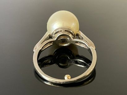 Bague en or 750°/00 sertie d'une importante...