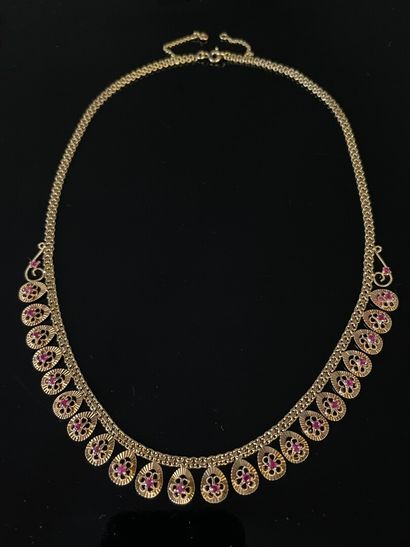 Collier en or 750°/ 00 et petits grenats.

L:...