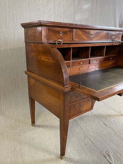Bureau cylindre en placage de noyer, ouvrant...