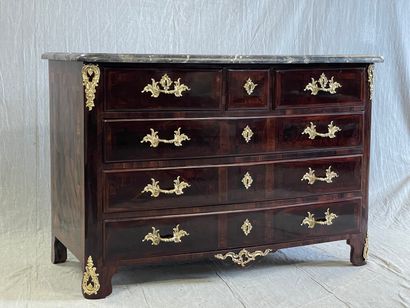 Commode ouvrant à quatre tiroirs, en frisage...