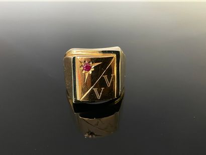 Chevalière en or 750°/00, monogrammée V.V...