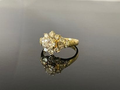 Bague en or jaune 750°/00, sertie d'un diamant...